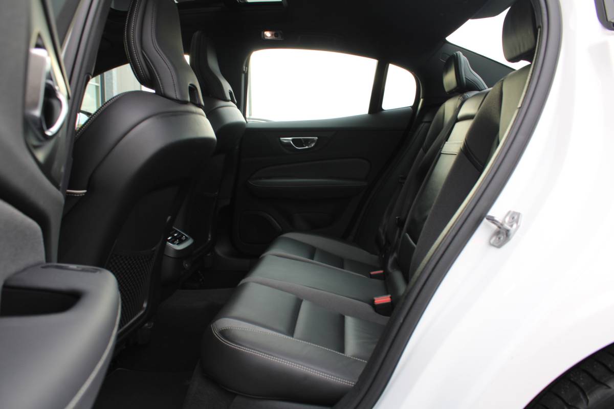 Volvo S60 Volvo S60 B4 198PK Automaat FWD R-Design | Schuif/kanteldak | Zonnescherm achteruit | El. Stoel | BLIS | Adapt. Cruise |