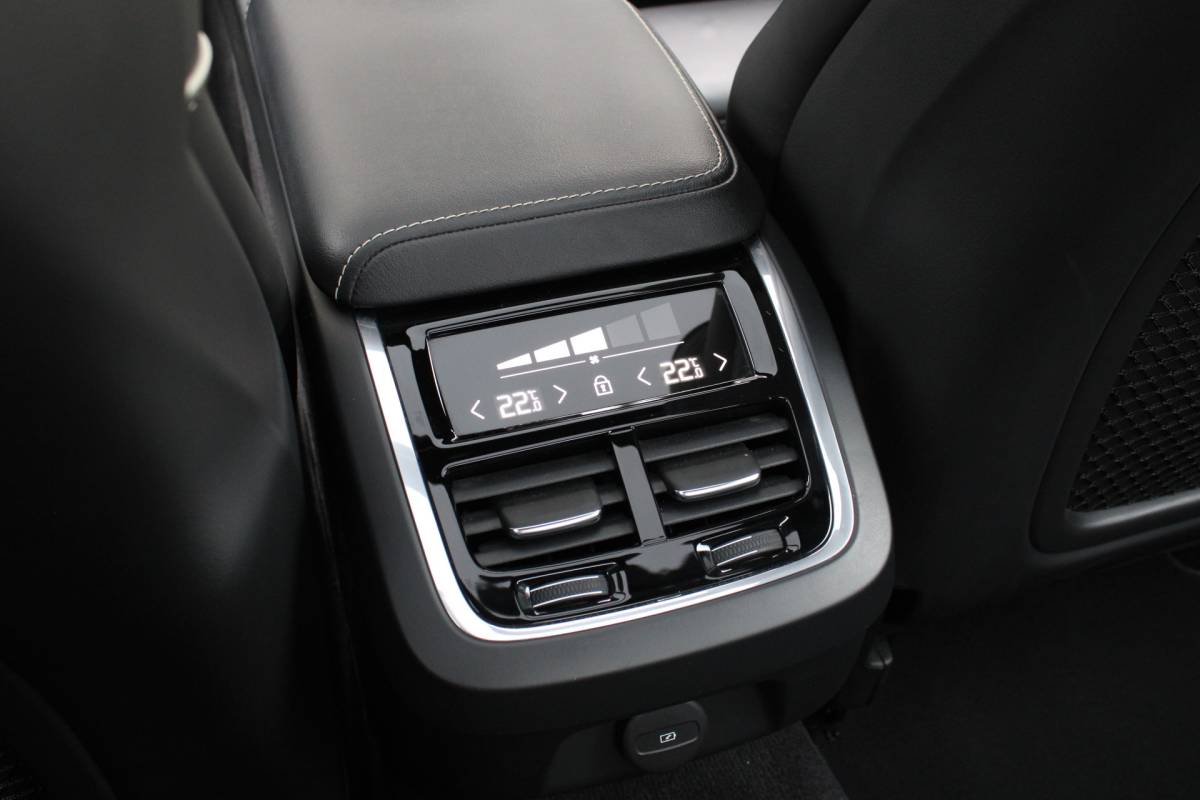Volvo S60 Volvo S60 B4 198PK Automaat FWD R-Design | Schuif/kanteldak | Zonnescherm achteruit | El. Stoel | BLIS | Adapt. Cruise |