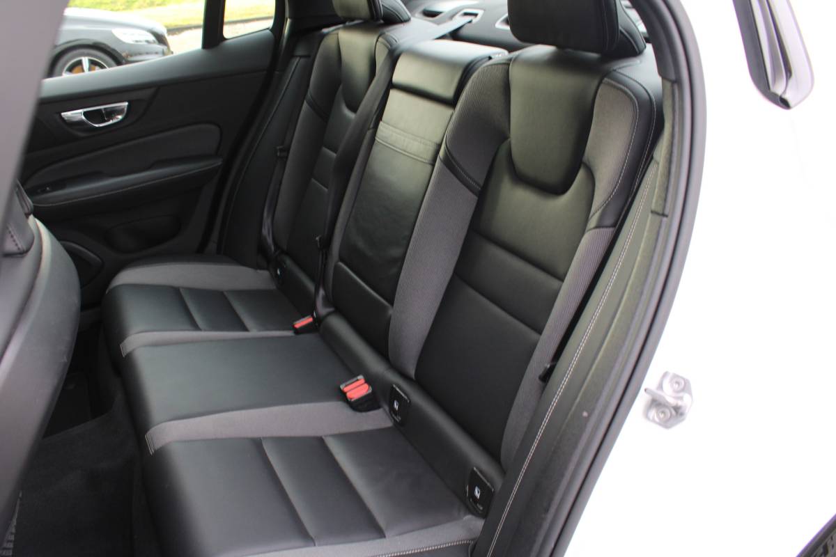 Volvo S60 Volvo S60 B4 198PK Automaat FWD R-Design | Schuif/kanteldak | Zonnescherm achteruit | El. Stoel | BLIS | Adapt. Cruise |