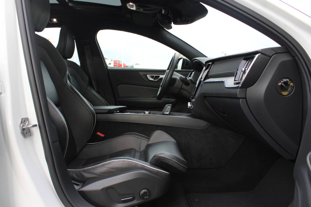 Volvo S60 Volvo S60 B4 198PK Automaat FWD R-Design | Schuif/kanteldak | Zonnescherm achteruit | El. Stoel | BLIS | Adapt. Cruise |