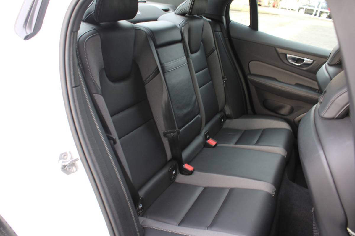 Volvo S60 Volvo S60 B4 198PK Automaat FWD R-Design | Schuif/kanteldak | Zonnescherm achteruit | El. Stoel | BLIS | Adapt. Cruise |