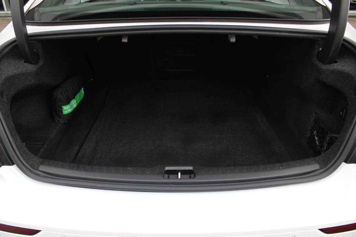 Volvo S60 Volvo S60 B4 198PK Automaat FWD R-Design | Schuif/kanteldak | Zonnescherm achteruit | El. Stoel | BLIS | Adapt. Cruise |