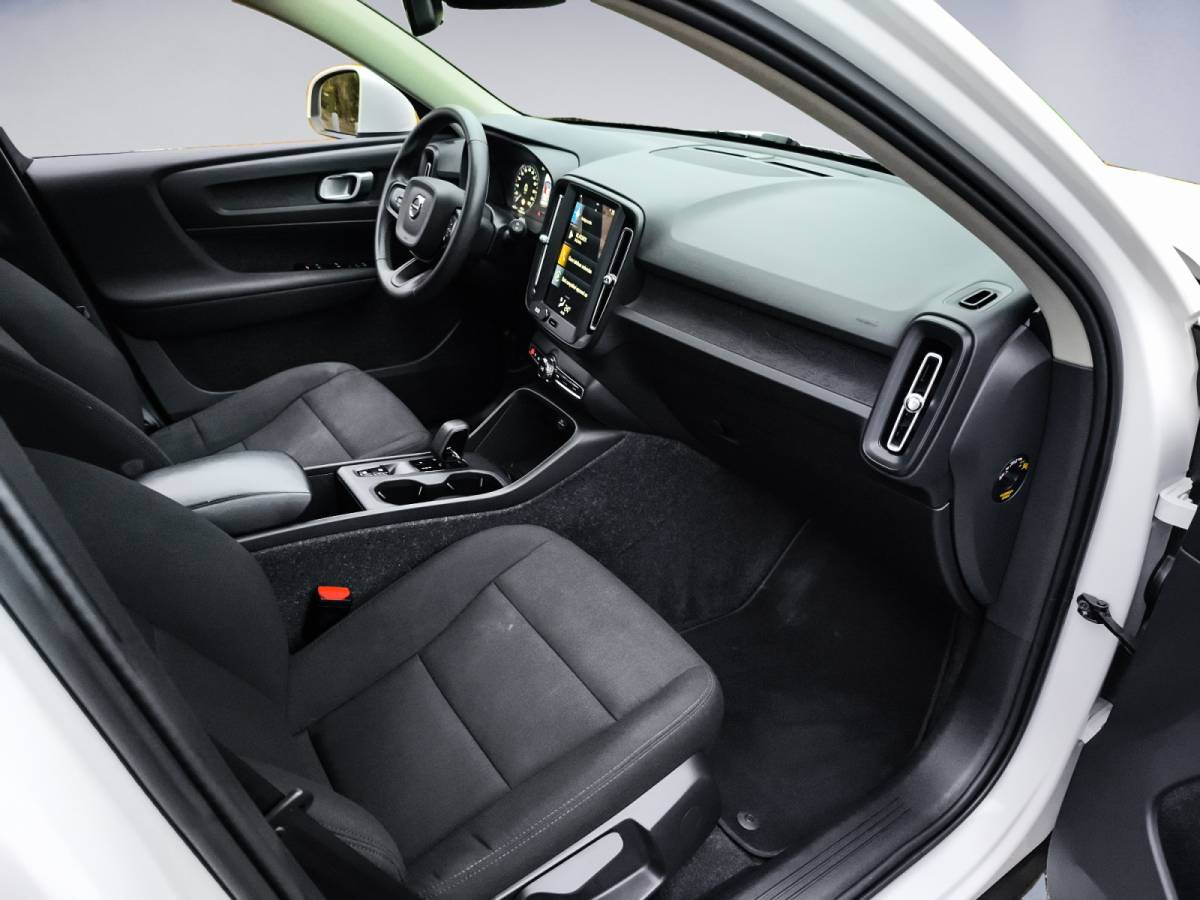 Volvo XC40 Volvo XC40 1.5 T2 Momentum Core 1e-Eig. & Dealer-Onderh. BOVAG-Garantie. NL-Auto.