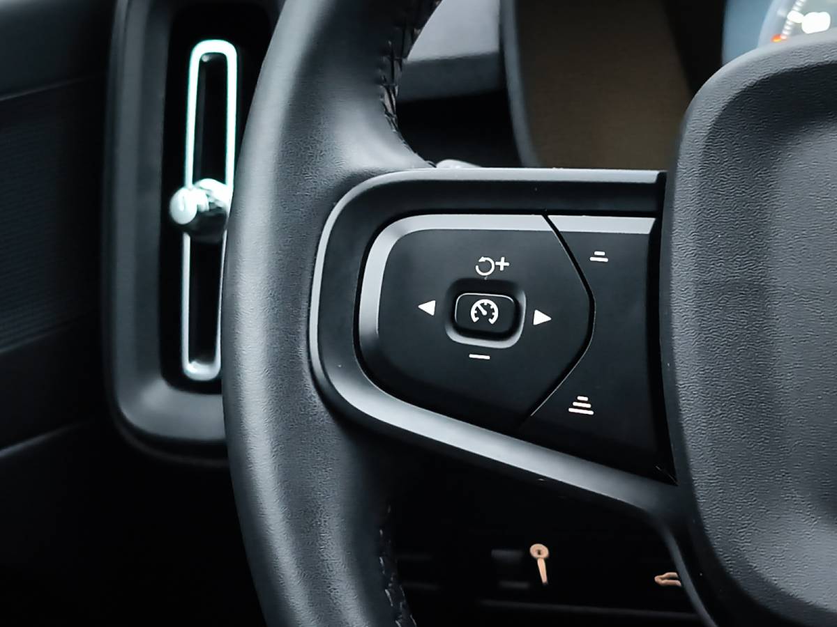 Volvo XC40 Volvo XC40 1.5 T2 Momentum Core 1e-Eig. & Dealer-Onderh. BOVAG-Garantie. NL-Auto.