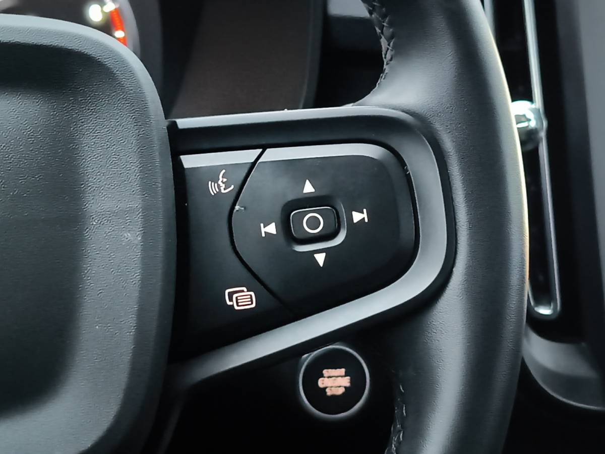 Volvo XC40 Volvo XC40 1.5 T2 Momentum Core 1e-Eig. & Dealer-Onderh. BOVAG-Garantie. NL-Auto.