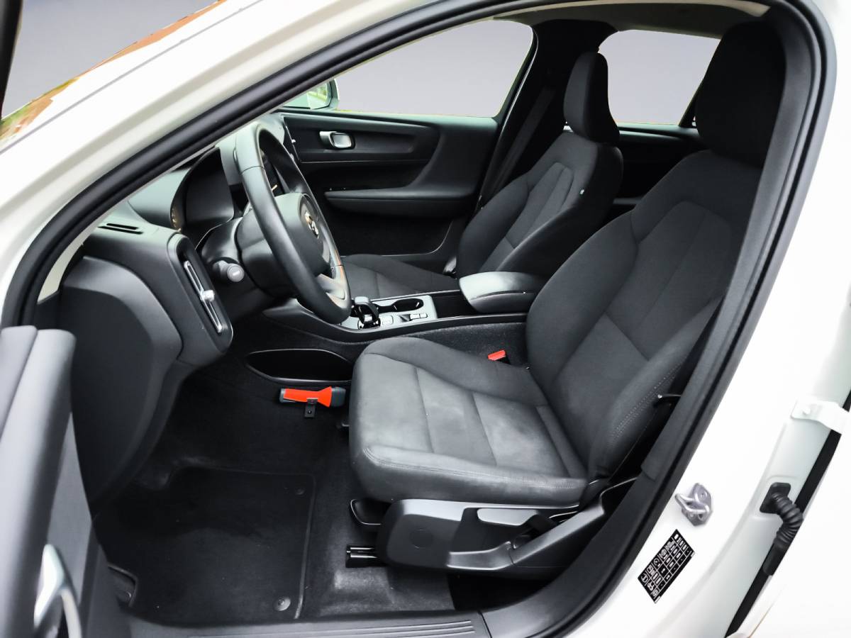 Volvo XC40 Volvo XC40 1.5 T2 Momentum Core 1e-Eig. & Dealer-Onderh. BOVAG-Garantie. NL-Auto.