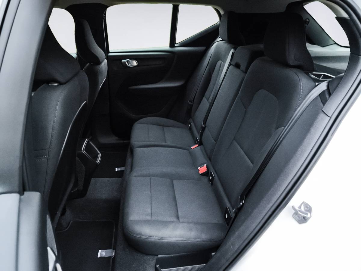 Volvo XC40 Volvo XC40 1.5 T2 Momentum Core 1e-Eig. & Dealer-Onderh. BOVAG-Garantie. NL-Auto.