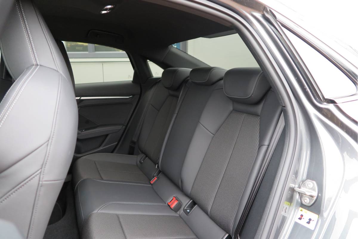 Audi A3 Audi A3 Limousine 35 TFSI  150pk S-Tronic 2x S-Line Edition Virtual cockpit, Stoelverwarming, Privacy glass, DAB+ , Carplay , etc. .