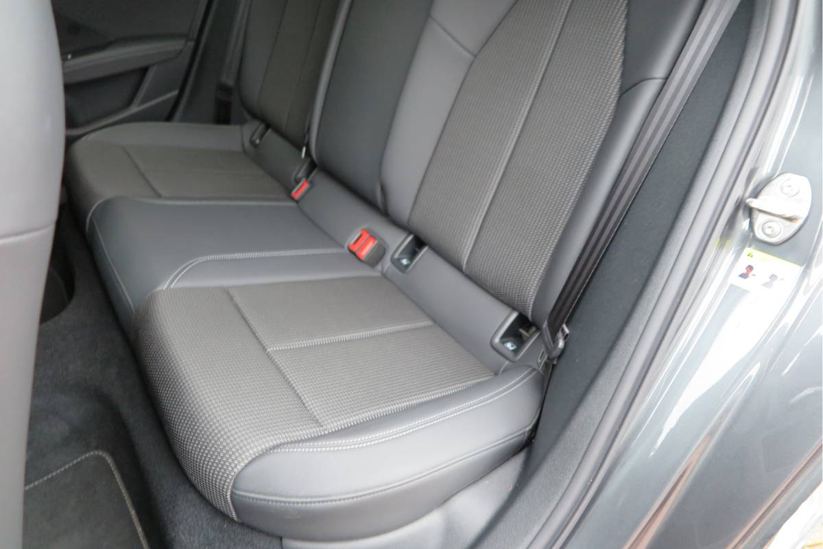 Audi A3 Audi A3 Limousine 35 TFSI  150pk S-Tronic 2x S-Line Edition Virtual cockpit, Stoelverwarming, Privacy glass, DAB+ , Carplay , etc. .