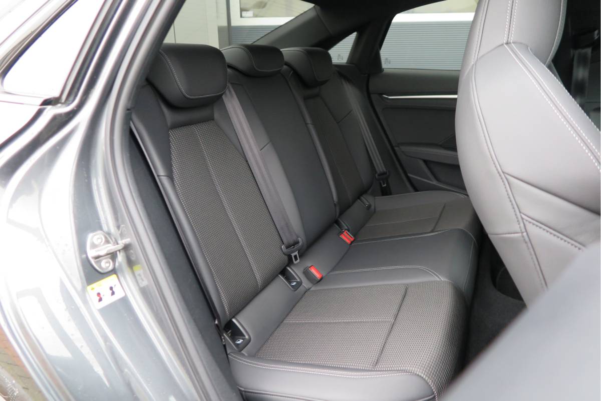 Audi A3 Audi A3 Limousine 35 TFSI  150pk S-Tronic 2x S-Line Edition Virtual cockpit, Stoelverwarming, Privacy glass, DAB+ , Carplay , etc. .
