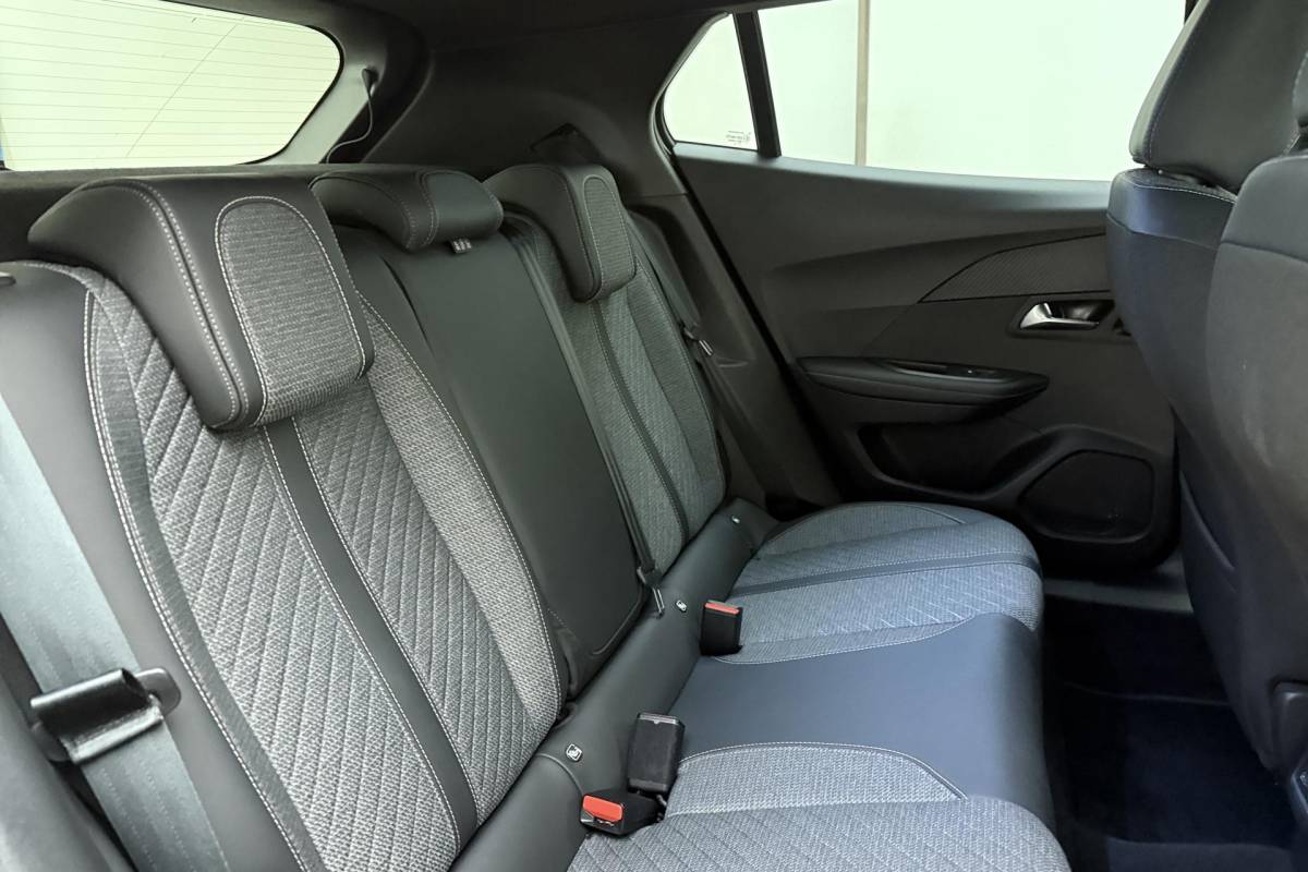 Peugeot 2008 Peugeot 2008 1.2 Hybrid 136 Allure | Achteruitrijcamera | Cruise control | keyless entry | Navigatie | Extra getint |