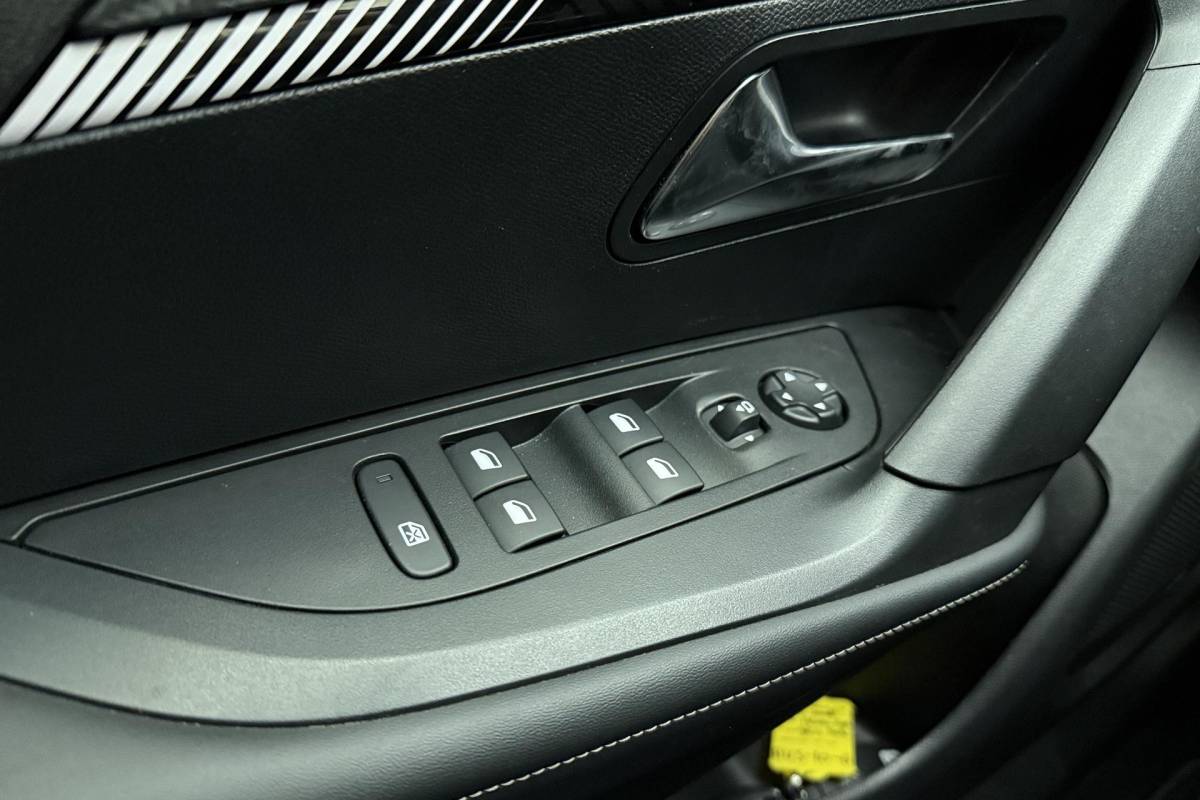 Peugeot 2008 Peugeot 2008 1.2 Hybrid 136 Allure | Achteruitrijcamera | Cruise control | keyless entry | Navigatie | Extra getint |