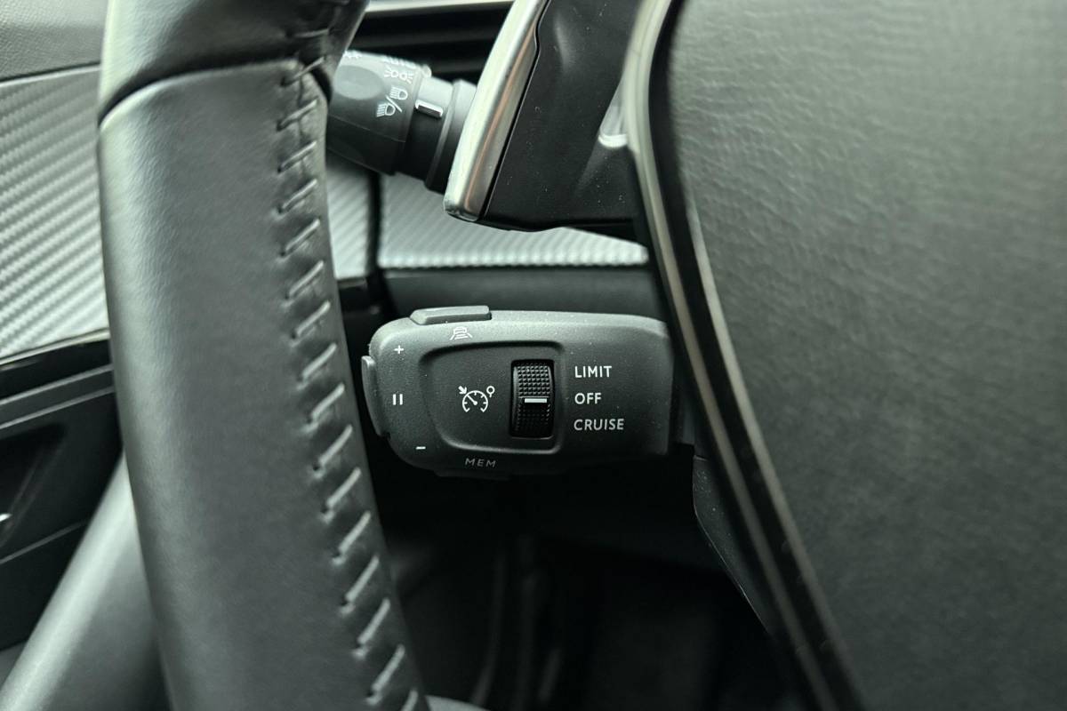 Peugeot 2008 Peugeot 2008 1.2 Hybrid 136 Allure | Achteruitrijcamera | Cruise control | keyless entry | Navigatie | Extra getint |