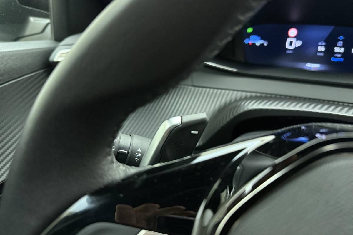 Peugeot 2008 Peugeot 2008 1.2 Hybrid 136 Allure | Achteruitrijcamera | Cruise control | keyless entry | Navigatie | Extra getint |