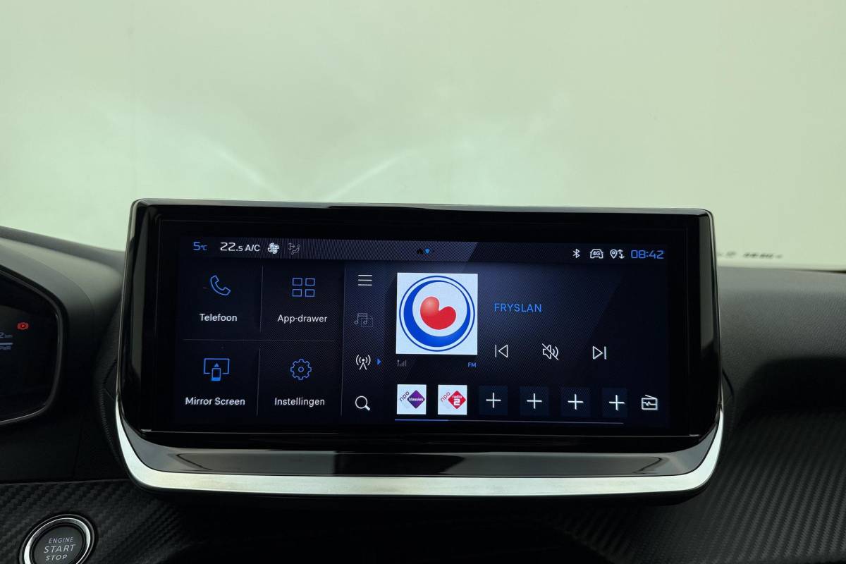 Peugeot 2008 Peugeot 2008 1.2 Hybrid 136 Allure | Achteruitrijcamera | Cruise control | keyless entry | Navigatie | Extra getint |