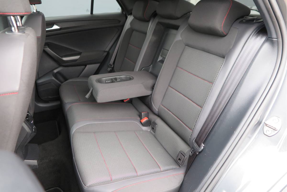Volkswagen T-Roc Volkswagen T-Roc 1.5 TSI 150pk DSG  Business R-Line Sport Led, Camera , PDC , Virtual cockpit, Navi , Carplay, DAB+ Electr. achterklep
