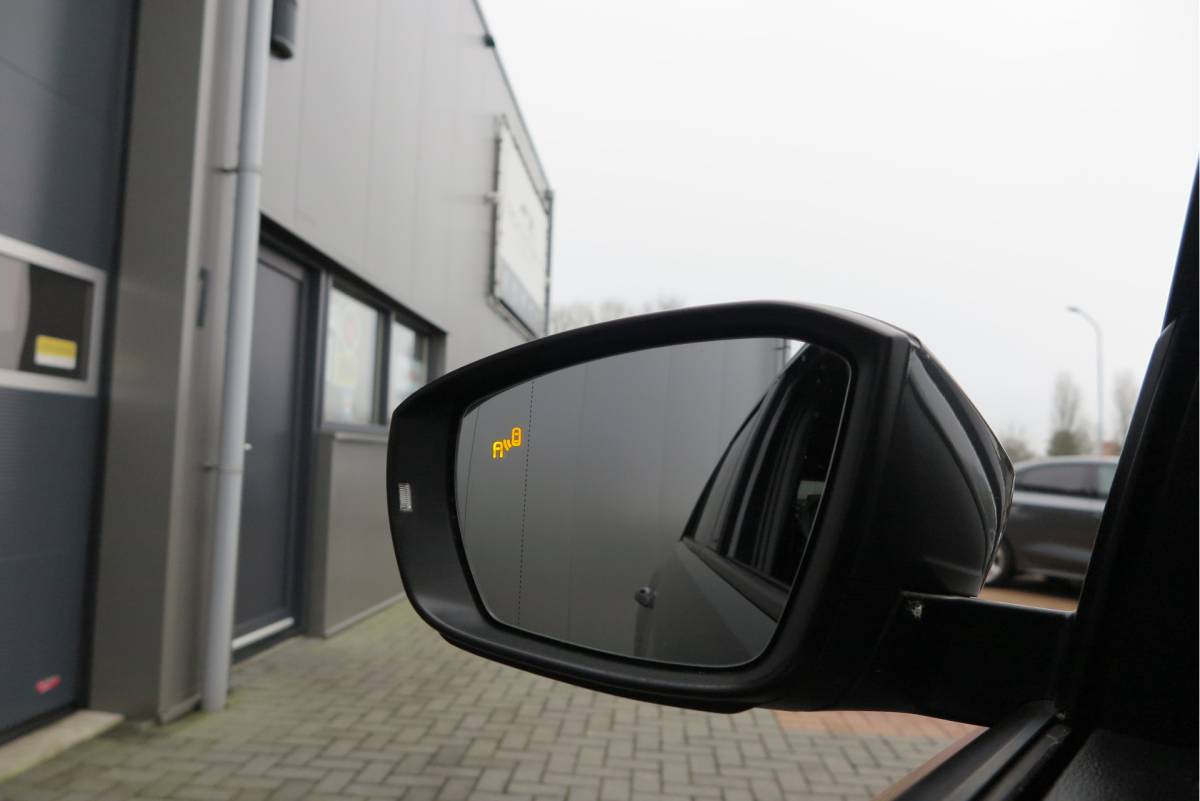 Volkswagen T-Roc Volkswagen T-Roc 1.5 TSI 150pk DSG  Business R-Line Sport Led, Camera , PDC , Virtual cockpit, Navi , Carplay, DAB+ Electr. achterklep
