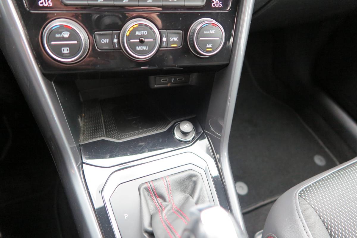 Volkswagen T-Roc Volkswagen T-Roc 1.5 TSI 150pk DSG  Business R-Line Sport Led, Camera , PDC , Virtual cockpit, Navi , Carplay, DAB+ Electr. achterklep