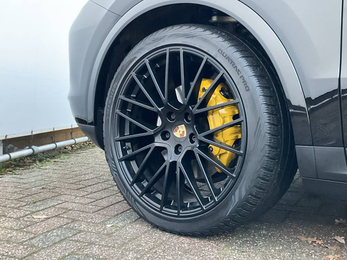 Porsche Cayenne Porsche Cayenne Coupé 3.0 E-Hybrid PHEV 360° Pano SportChrono Luchtvering Bose Carplay Leer Memory UITSTRALING!