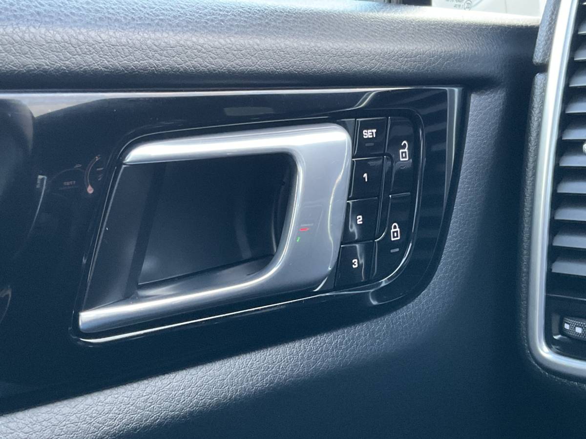 Porsche Cayenne Porsche Cayenne Coupé 3.0 E-Hybrid PHEV 360° Pano SportChrono Luchtvering Bose Carplay Leer Memory UITSTRALING!