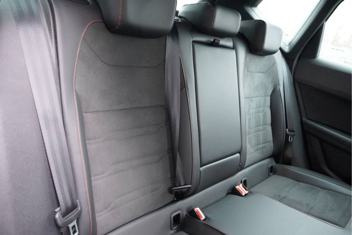 SEAT Ateca SEAT Ateca 1.0 TSI FR Business Intense BJ2022 Lmv 18″ | Led V+A | Pdc | Navi | Keyless entry | Elek. achterklep | App-Connect | Achteruitrijcamera | Virtual cockpit | Climate control | Cruise control | Sportstoelen | Verwarmde voorstoelen | Zwarte hemel