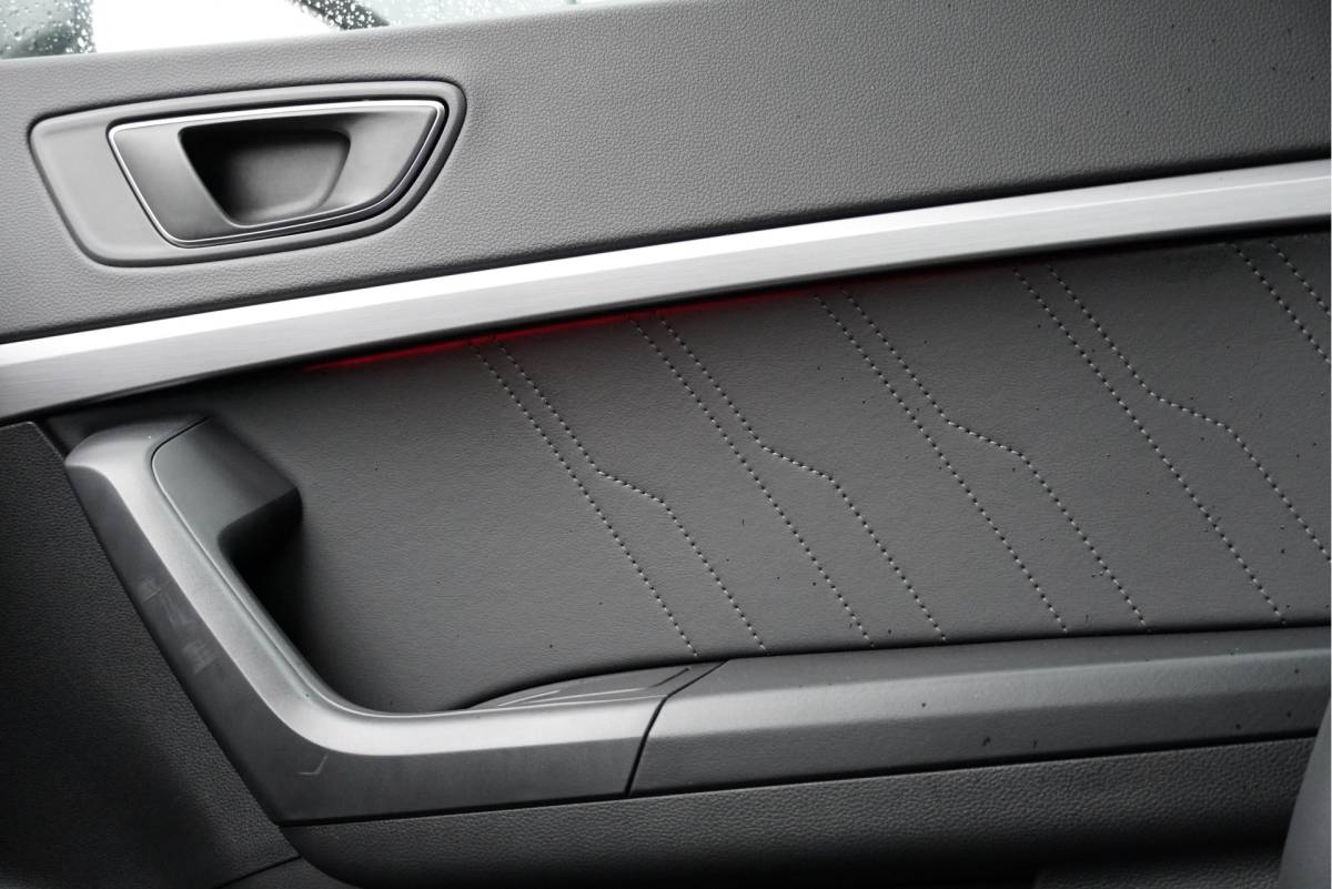 SEAT Ateca SEAT Ateca 1.0 TSI FR Business Intense BJ2022 Lmv 18″ | Led V+A | Pdc | Navi | Keyless entry | Elek. achterklep | App-Connect | Achteruitrijcamera | Virtual cockpit | Climate control | Cruise control | Sportstoelen | Verwarmde voorstoelen | Zwarte hemel