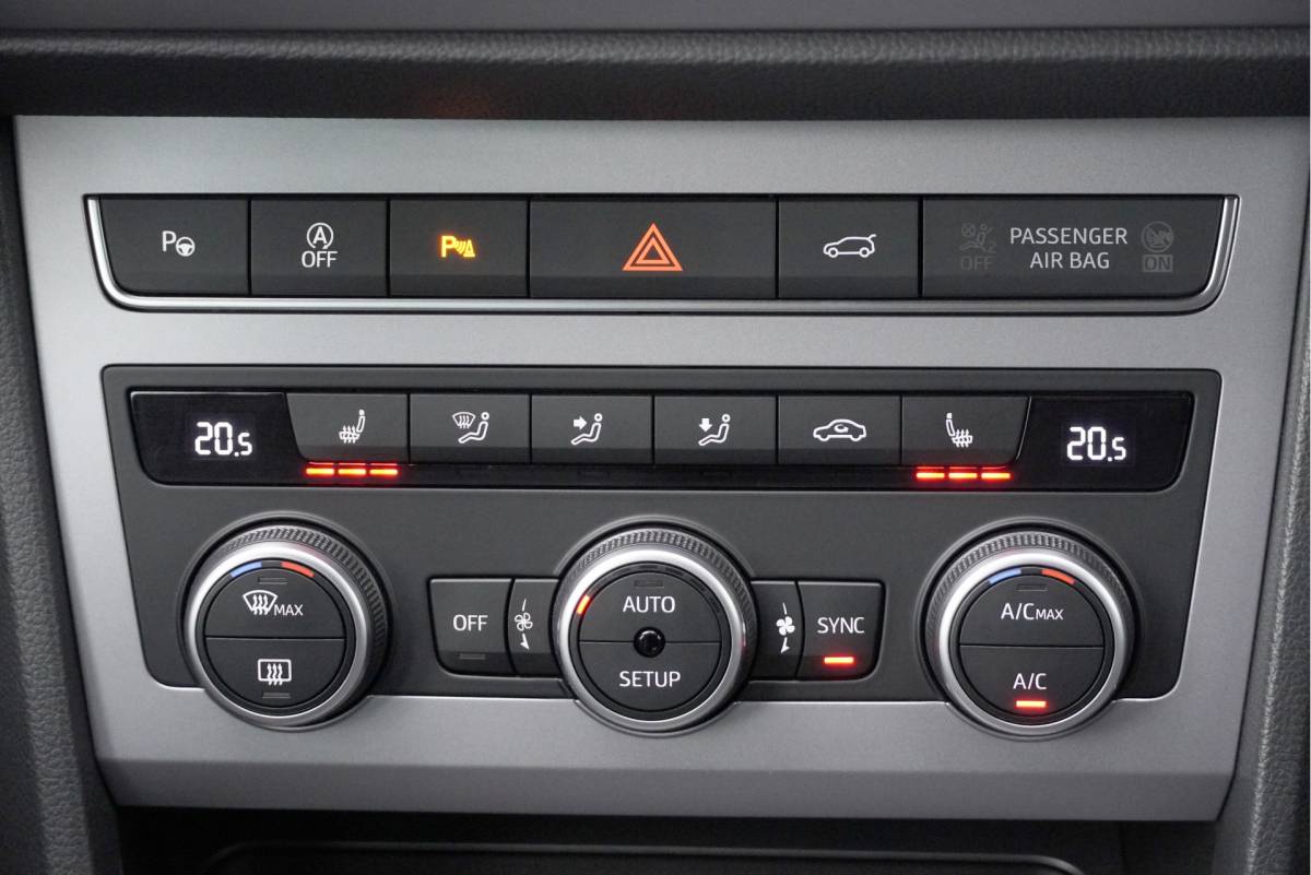 SEAT Ateca SEAT Ateca 1.0 TSI FR Business Intense BJ2022 Lmv 18″ | Led V+A | Pdc | Navi | Keyless entry | Elek. achterklep | App-Connect | Achteruitrijcamera | Virtual cockpit | Climate control | Cruise control | Sportstoelen | Verwarmde voorstoelen | Zwarte hemel