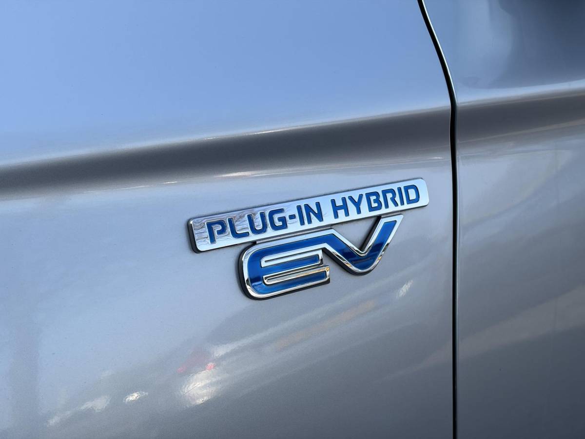 Mitsubishi Outlander Mitsubishi Outlander 2.0 PHEV Business Edition X-Line 2e Eigenaar,Navi,Camera,Keyless,Halfleder,Dealer Onderhouden,Clima,Cruise,Lm velgen,N.A.P,Apk tot 03-2027