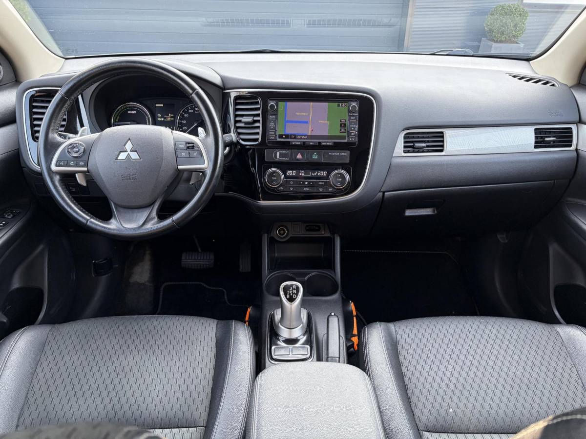 Mitsubishi Outlander Mitsubishi Outlander 2.0 PHEV Business Edition X-Line 2e Eigenaar,Navi,Camera,Keyless,Halfleder,Dealer Onderhouden,Clima,Cruise,Lm velgen,N.A.P,Apk tot 03-2027