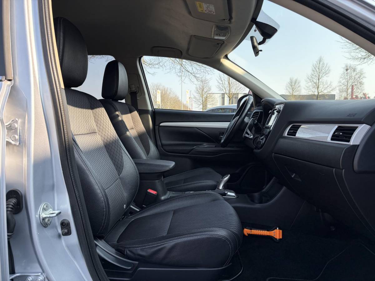 Mitsubishi Outlander Mitsubishi Outlander 2.0 PHEV Business Edition X-Line 2e Eigenaar,Navi,Camera,Keyless,Halfleder,Dealer Onderhouden,Clima,Cruise,Lm velgen,N.A.P,Apk tot 03-2027