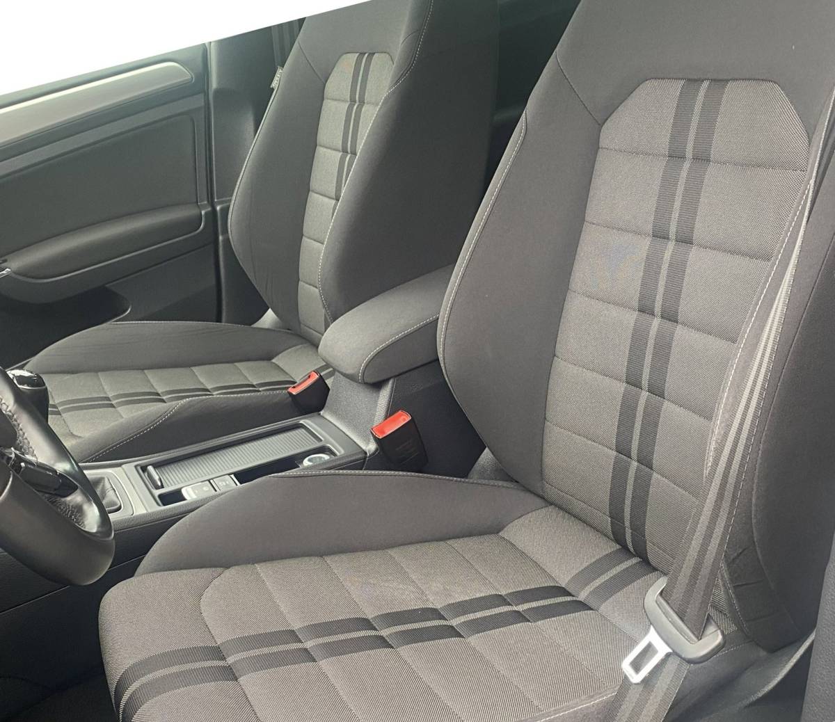 Volkswagen Golf Volkswagen Golf 1.0 TSI Business Edition Connected/ Clima/ LED/ PDC/ Privacyglass