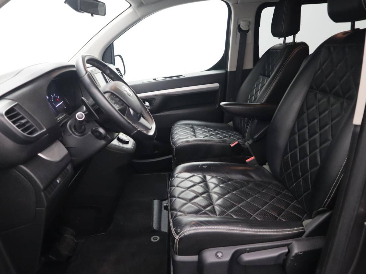 Toyota ProAce Toyota PROACE Worker 2.0 D-4D Black Line Long DC 5 PERS / AUTOMAAT / NWE D-RIEM / LEDER /STOELVERW / CARPLAY / CAMERA / TREKHAAK / NL-AUTO