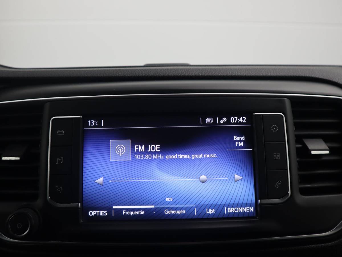 Toyota ProAce Toyota PROACE Worker 2.0 D-4D Black Line Long DC 5 PERS / AUTOMAAT / NWE D-RIEM / LEDER /STOELVERW / CARPLAY / CAMERA / TREKHAAK / NL-AUTO