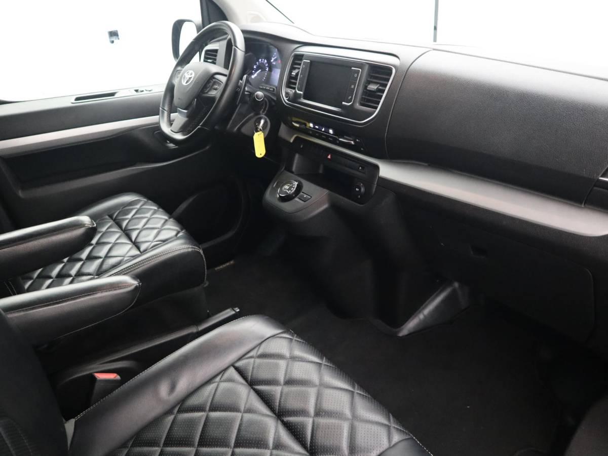 Toyota ProAce Toyota PROACE Worker 2.0 D-4D Black Line Long DC 5 PERS / AUTOMAAT / NWE D-RIEM / LEDER /STOELVERW / CARPLAY / CAMERA / TREKHAAK / NL-AUTO