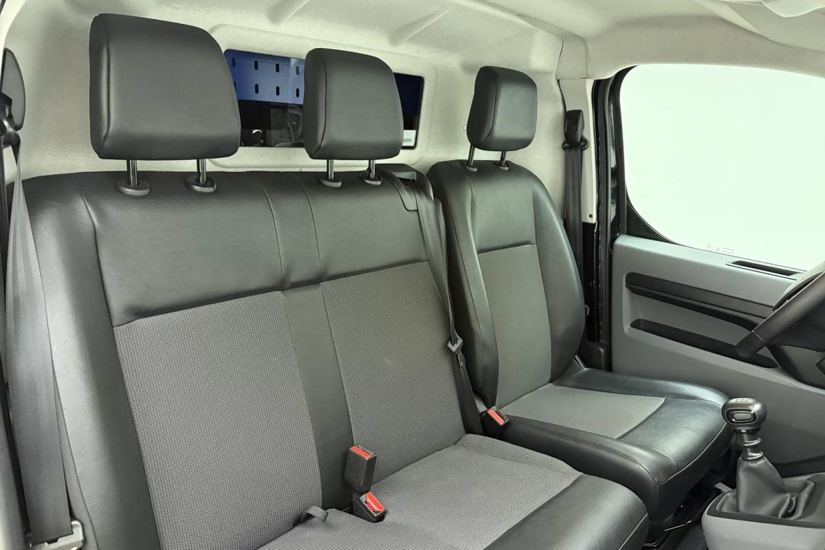 Citroën Jumpy Citroen Jumpy 2.0 BlueHDI 145 M Club | Parkeersensoren voor+achter | Trekhaak | Airco | Regensensor | Pack Ergonomie |