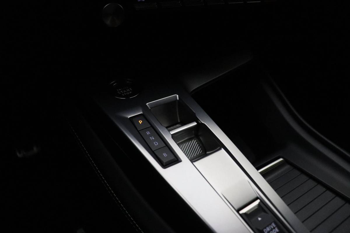 Peugeot 308 Peugeot 308 1.6 Plug-in Hybrid 180 GT | Apple Carplay/Android Auto | Achteruitrijcamera | Dodehoekdetectie | Electronic Climate Control | Navigatie Systeem Full Map |