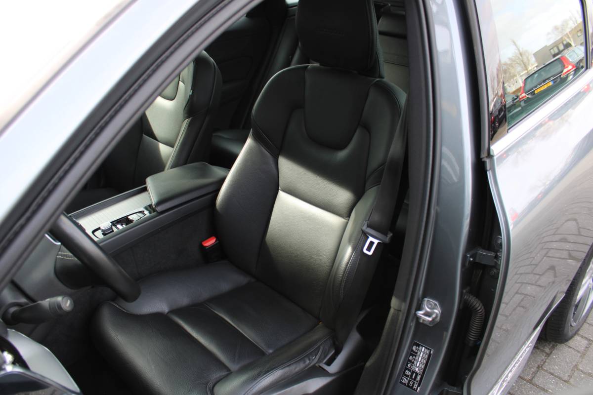 Volvo XC60 Volvo XC60 T5 251PK Automaat  Inscription | 360 Camera | Trekhaak | Apple carplay/ Android auto | Voorstoelen verw. | Cruise Control |