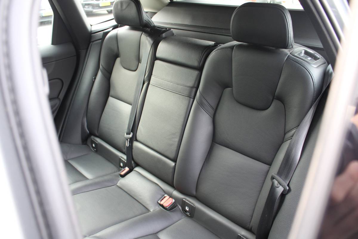 Volvo XC60 Volvo XC60 T5 251PK Automaat  Inscription | 360 Camera | Trekhaak | Apple carplay/ Android auto | Voorstoelen verw. | Cruise Control |
