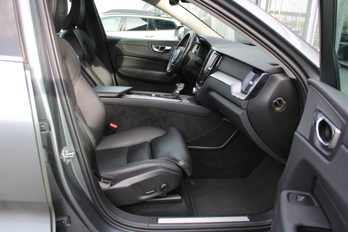 Volvo XC60 Volvo XC60 T5 251PK Automaat  Inscription | 360 Camera | Trekhaak | Apple carplay/ Android auto | Voorstoelen verw. | Cruise Control |