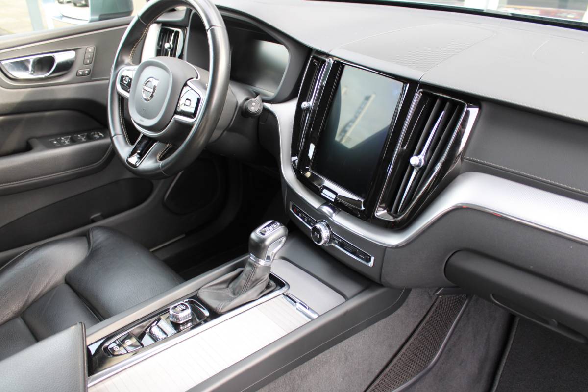 Volvo XC60 Volvo XC60 T5 251PK Automaat  Inscription | 360 Camera | Trekhaak | Apple carplay/ Android auto | Voorstoelen verw. | Cruise Control |