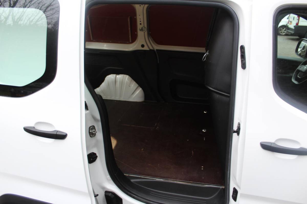 Peugeot Partner Peugeot Partner 1.6 BlueHDI Premium 75PK | Airco | Achterklep | Cruise Control | Elektrische Ramen
