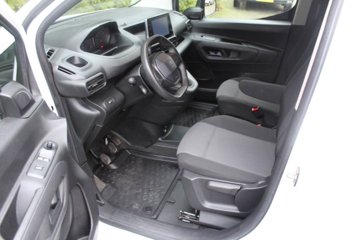 Peugeot Partner Peugeot Partner 1.6 BlueHDI Premium 75PK | Airco | Achterklep | Cruise Control | Elektrische Ramen