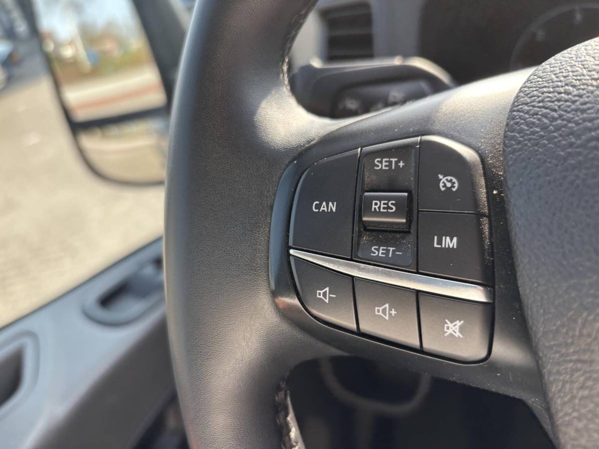 Ford Transit Ford Transit 350 2.0 TDCI L2H2 Trend | SCI | 130pk | Trekhaak | Achteruitrijcamera | Cruise control | Airco | Bluetooth | Voorruitverwarming | 3 zitplaatsen