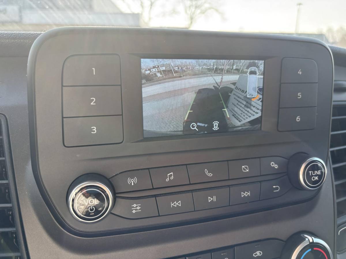 Ford Transit Ford Transit 350 2.0 TDCI L2H2 Trend | SCI | 130pk | Trekhaak | Achteruitrijcamera | Cruise control | Airco | Bluetooth | Voorruitverwarming | 3 zitplaatsen