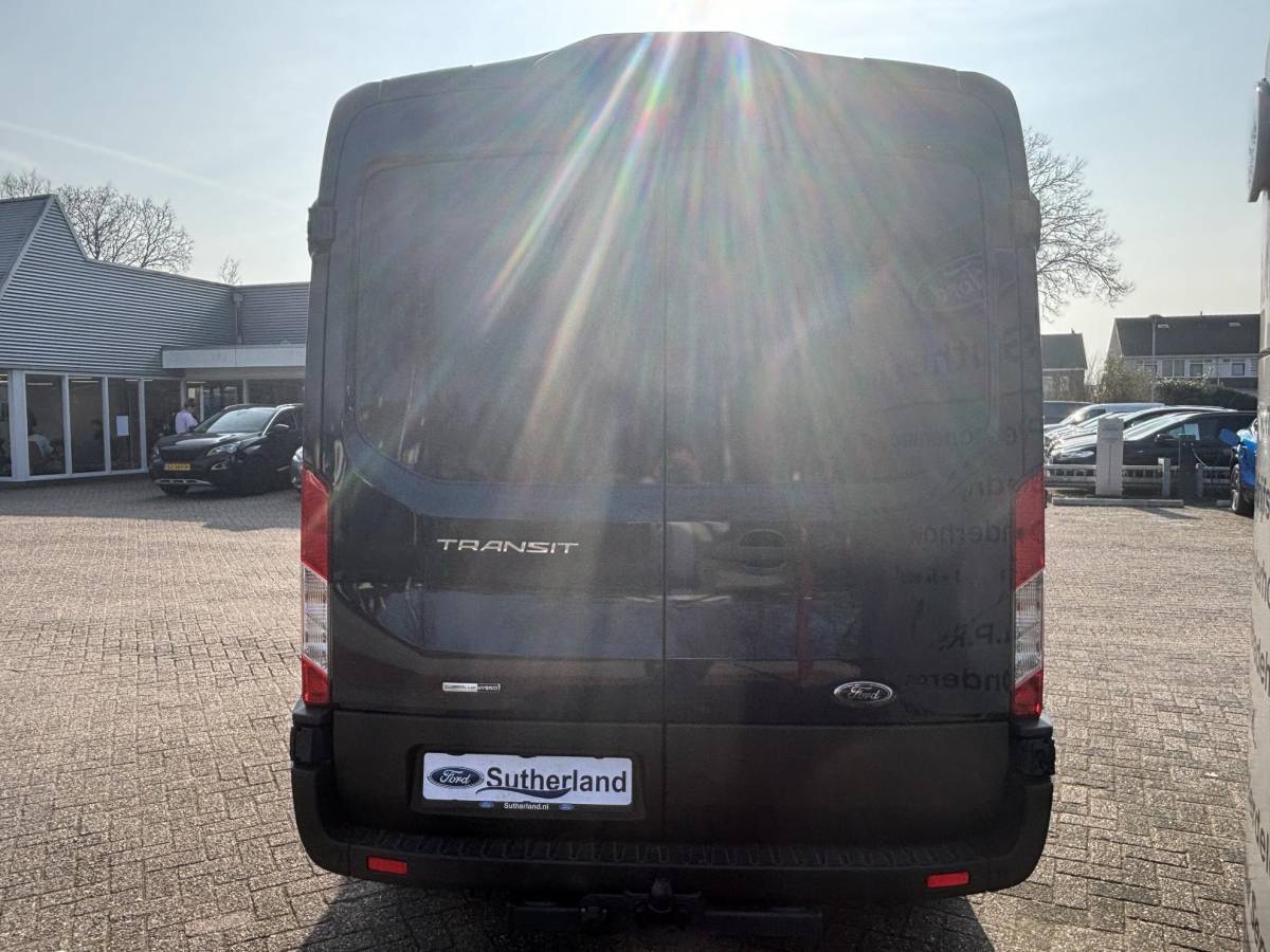 Ford Transit Ford Transit 350 2.0 TDCI L2H2 Trend | SCI | 130pk | Trekhaak | Achteruitrijcamera | Cruise control | Airco | Bluetooth | Voorruitverwarming | 3 zitplaatsen