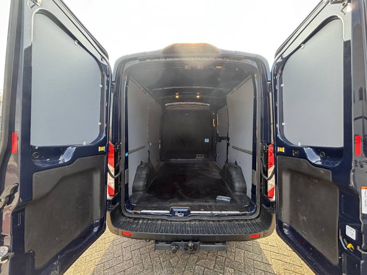 Ford Transit Ford Transit 350 2.0 TDCI L2H2 Trend | SCI | 130pk | Trekhaak | Achteruitrijcamera | Cruise control | Airco | Bluetooth | Voorruitverwarming | 3 zitplaatsen