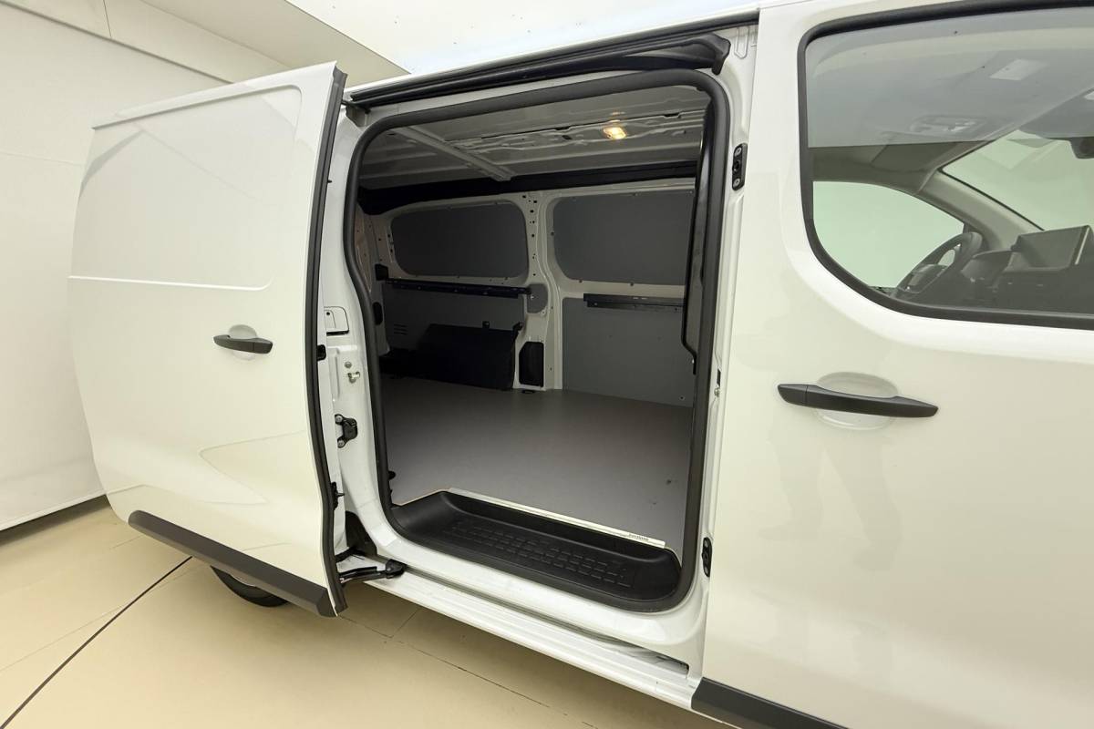 Fiat Scudo Fiat Scudo 2.0 Diesel 145 L3 | Navigatie | Betimmering laadruimte | Camera | Parkeersensoren | 3 Zitplaatsen | Cruise control | Bluetooth | Mistlampen voor