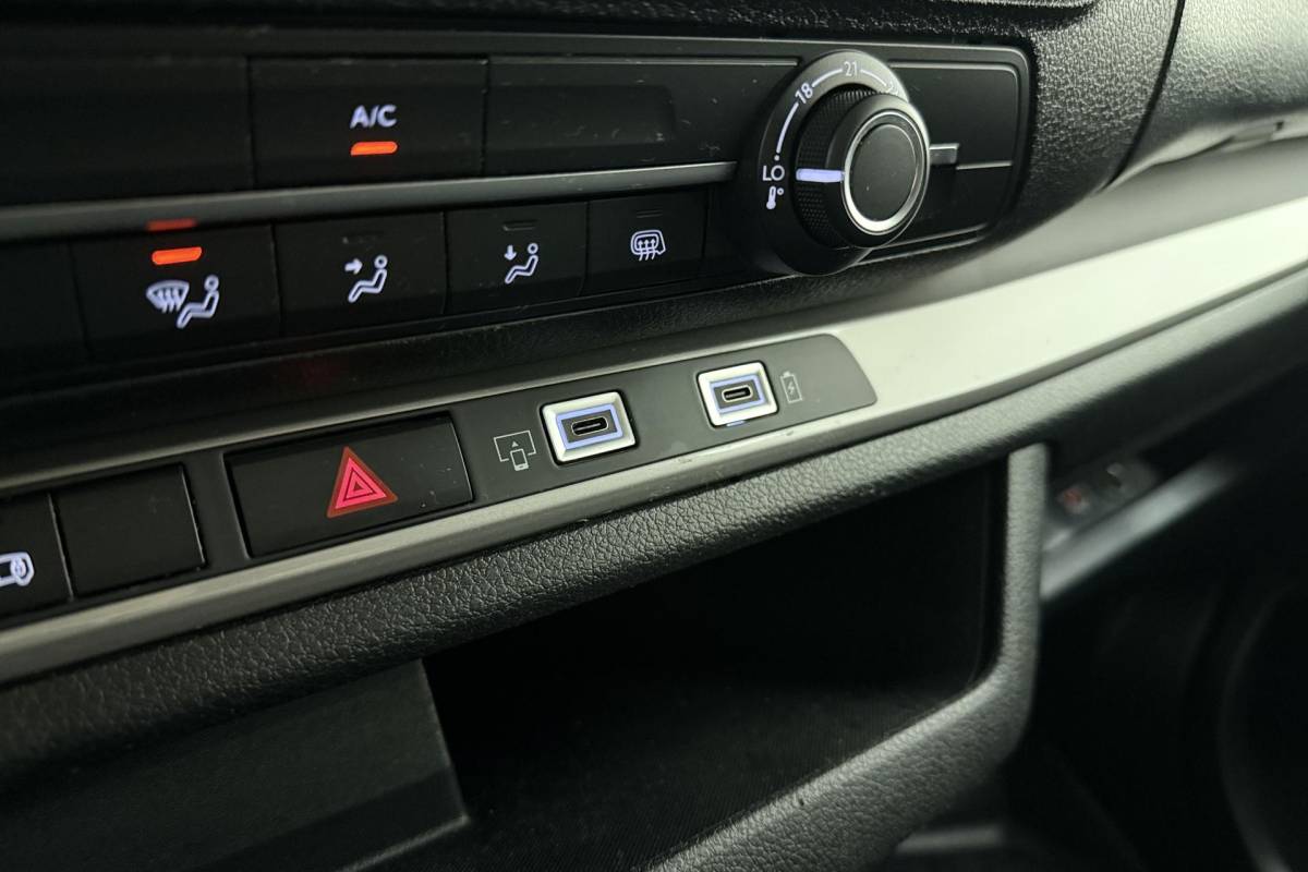 Fiat Scudo Fiat Scudo 2.0 Diesel 145 L3 | Navigatie | Betimmering laadruimte | Camera | Parkeersensoren | 3 Zitplaatsen | Cruise control | Bluetooth | Mistlampen voor