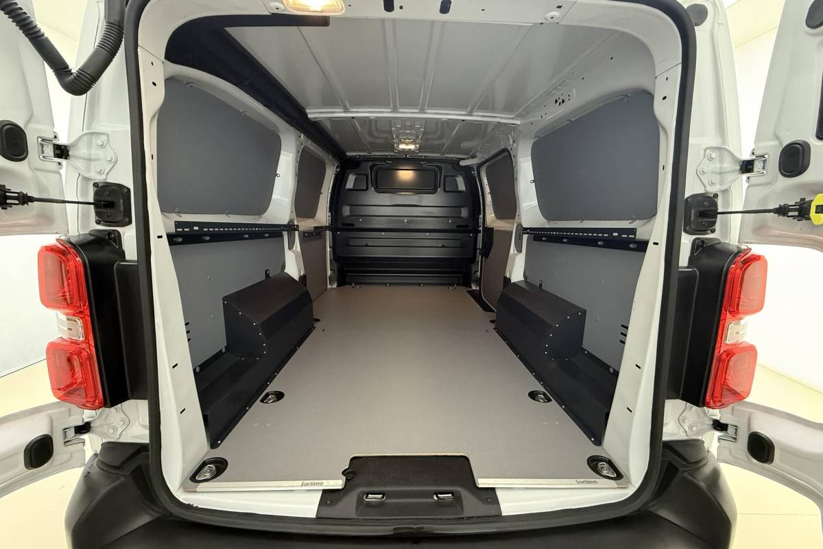 Fiat Scudo Fiat Scudo 2.0 Diesel 145 L3 | Navigatie | Betimmering laadruimte | Camera | Parkeersensoren | 3 Zitplaatsen | Cruise control | Bluetooth | Mistlampen voor