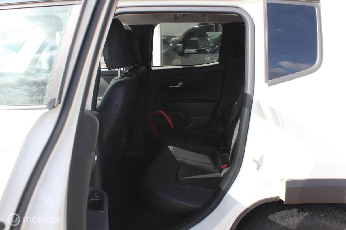 Jeep Renegade Jeep Renegade 1.4T 140PK TwoTone Leder/Navi/NAP/18Inch/Trekhaak